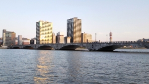 新潟市の信濃川に架かる萬代橋