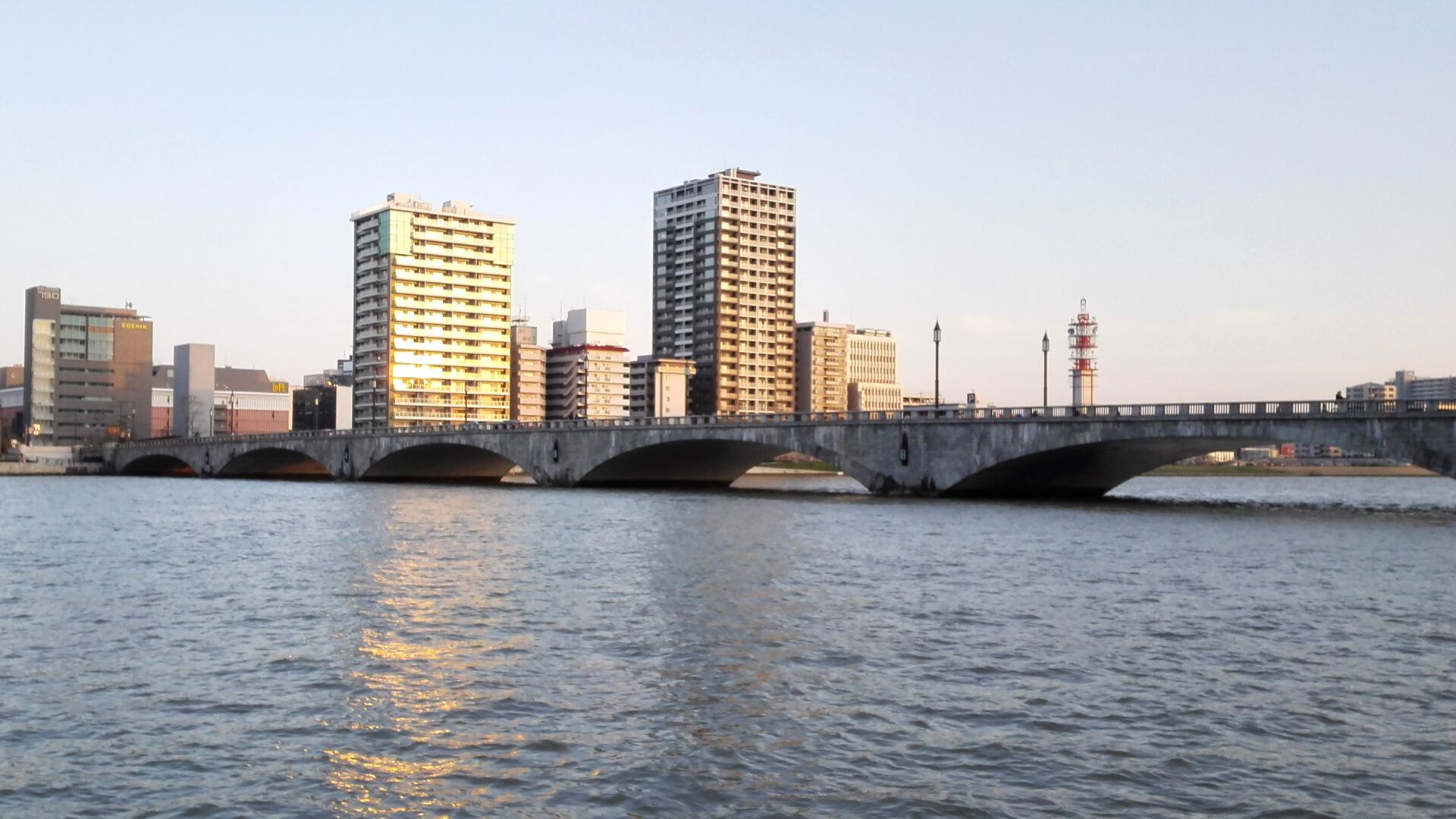 新潟市の信濃川に架かる萬代橋