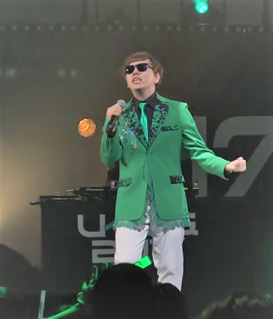 イベントでマイクを持つHIKAKINさん