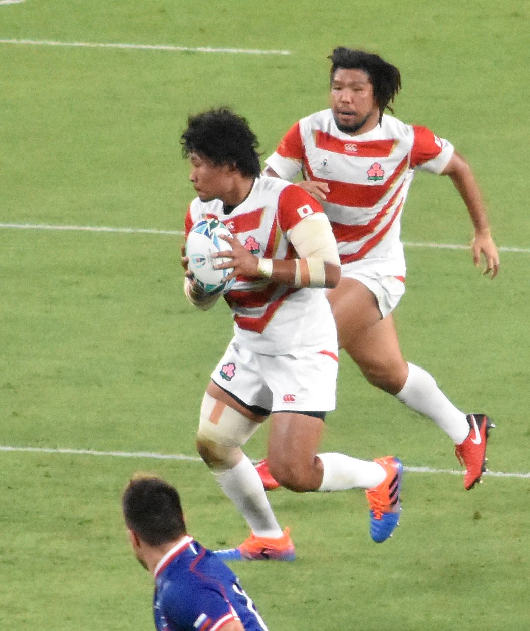 ボールを持って走る稲垣啓太選手（2019年）