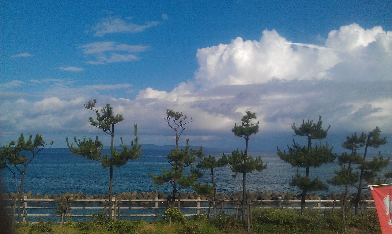 新潟県村上市・笹川流れの海と青空
